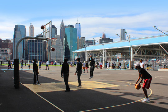 New York / Brooklyn Pier 2 - Terrain de sports avec skyline en arrière plan