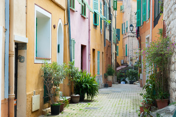 Smalle geplaveide straatjes met kleurrijke gebouwen van villefranche-sur-mer in het zuiden van Frankrijk