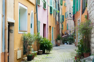 Photo sur Plexiglas Villefranche-sur-Mer, Côte d’Azur Rues pavées étroites avec des bâtiments colorés de villefranche-sur-mer dans le sud de la France