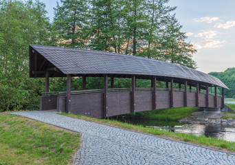 Fototapeta na wymiar Holzbrücke über die Weiße Elster