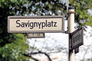 Naklejka premium Straßenschild Savignyplatz Berlin