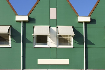 Markanter Dachgiebel /  Wohnhaus mit einem dreieckigen Dachgiebel 