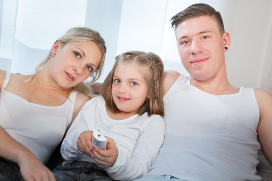 familie beim fernsehen