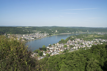 Fototapeta na wymiar Blick vom Erpeler Ley auf Erpel und Remagen am Rhein, Deutschland