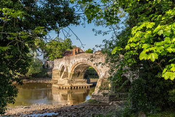 Fototapeta na wymiar Leaves framed view to medieval bridge and river in Aylesford