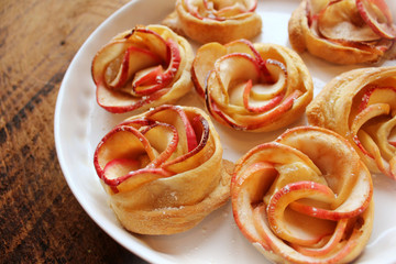 Obraz na płótnie Canvas Tasty puff pastry with apple shaped roses 