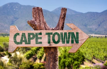 Selbstklebende Fototapete Südafrika Kapstadt-Holzschild mit Weinberg-Hintergrund