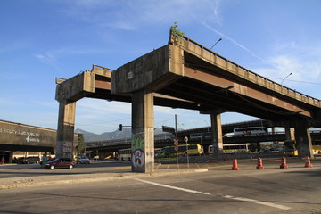 Fototapeta na wymiar Fehlplanung, Brücke ohne Abschluss in Rio de Janeiro (Brasilien)