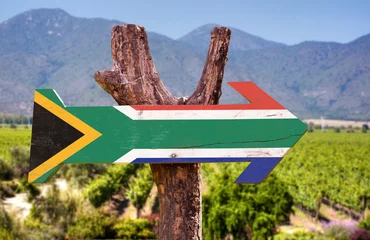 Selbstklebende Fototapete Südafrika Südafrika Flagge Holzschild mit Weinberg Hintergrund