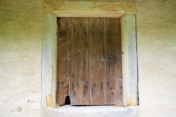 Vieille porte avec trou de souris