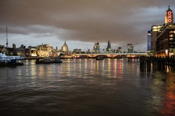 Fototapeta na wymiar Skyline of London at night