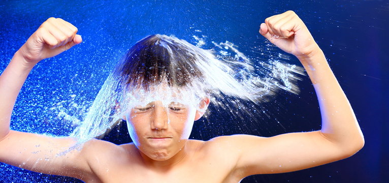 Junge mit Wasserhut