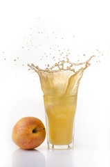 succo di mela in bicchiere con schizzo