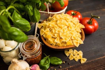 Leckerer Salat mit Pesto und Tomaten Mozzarella