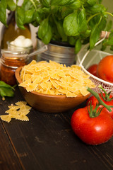 Leckerer Salat mit Pesto und Tomaten Mozzarella