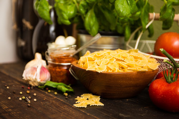Leckerer Salat mit Pesto und Tomaten Mozzarella
