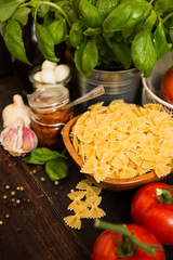 Leckerer Salat mit Pesto und Tomaten Mozzarella