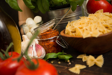 Leckerer Salat mit Pesto und Tomaten Mozzarella