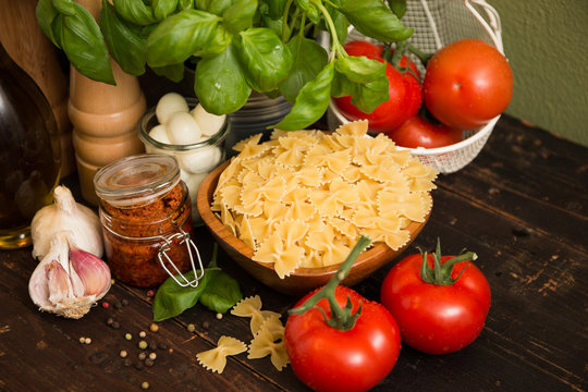 Leckerer Salat mit Pesto und Tomaten Mozzarella