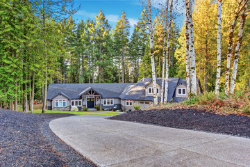 Beautiful house with driveway.