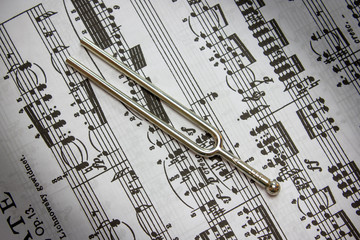 Naklejka premium Score with tuning fork