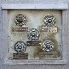 Boutons de sonnette anciennes à l'entée d'un immeuble d'appartements à Venise