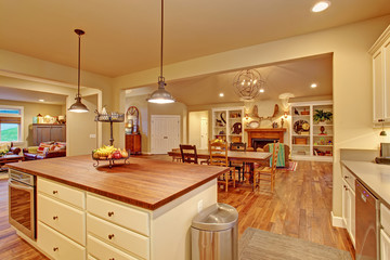 Cozy family room, dinning room, and ktchen.