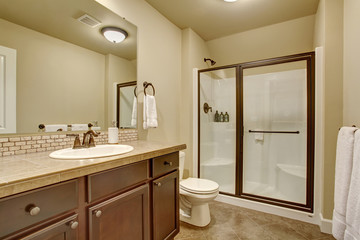 Fototapeta na wymiar Elegant bathroom with tile floor.