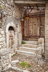 Fototapeta na wymiar vecchi portoni e antiche mura