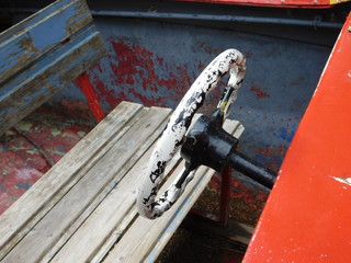 altes rotes Tretboot auf Spielplatz
