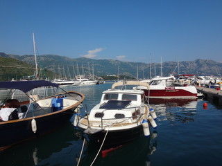 Obraz premium Лодки, яхты, корабли в морском заливе в летний солнечный день