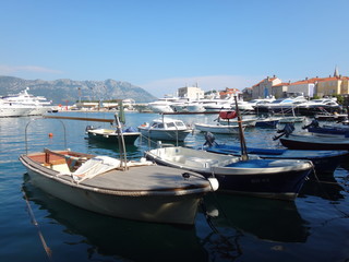 Obraz premium Лодки, яхты, корабли в морском заливе в летний солнечный день