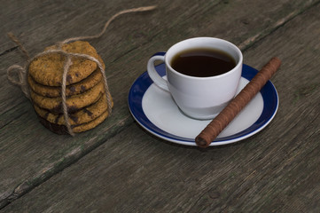 coffee and linking of oatmeal cookies on the right