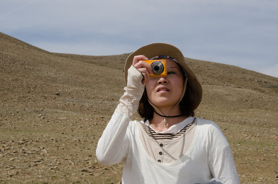 初夏のモンゴルを旅行する女性