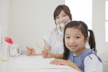 Fototapeta premium 勉強を教えるお母さん