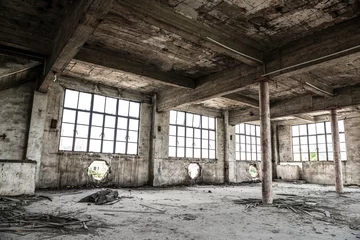 Keuken foto achterwand Industrieel gebouw Lege industriële loft in een architecturale achtergrond met kale cementmuren, vloeren en pilaren die een mezzanine ondersteunen