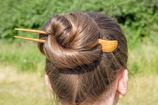 Anyone else find themselves putting their hair up with a stick after  reading AotB? : r/HonzukiNoGekokujou