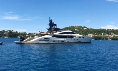 Abwaschbare Fototapete Wasser Motorsport silbergraue Power-Motor-Superyacht auf See