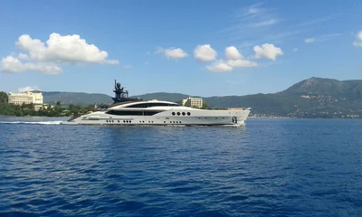 Photo sur Aluminium Sports nautique Super yacht à moteur gris argenté en mer