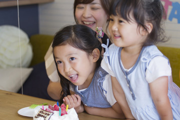 お誕生日を祝う家族