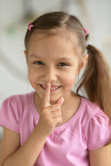 Naklejka premium Little girl showing hush sign