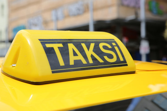 Taxi-Schild Auf Dem Auto Mit Kopierplatz Mit Bügelampe Stockbild - Bild von  leuchte, rollen: 164441963