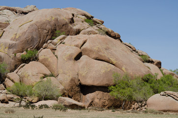 モンゴル、初夏の岩山