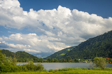 Fototapeta na wymiar paysage avec lac et montagnes