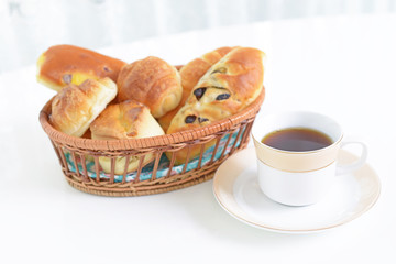 おいしそうなパンとコーヒー