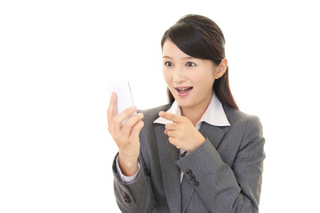 スマートフォンを持つ女性