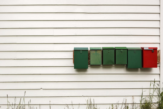 Briefkasten an Hauswand Holzhaus 