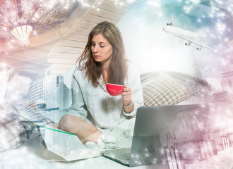 Junge Frau sitzt im Bett und sucht nach Reiseziele