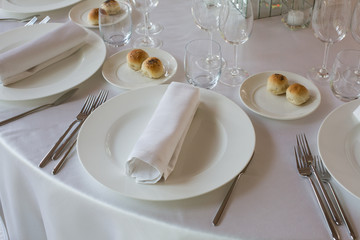 Tavolo apparecchiato per pranzo di nozze