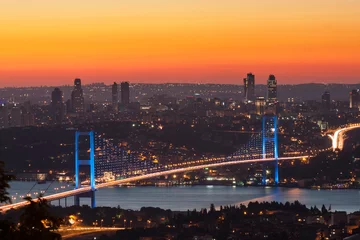 Bosporus-Brücke bei Sonnenuntergang, Istanbul Türkei © Koraysa